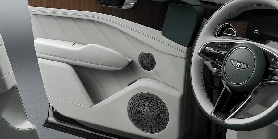 Bentley Torcal: Место Torcal среди конкурентов и кому нужна опция Naim