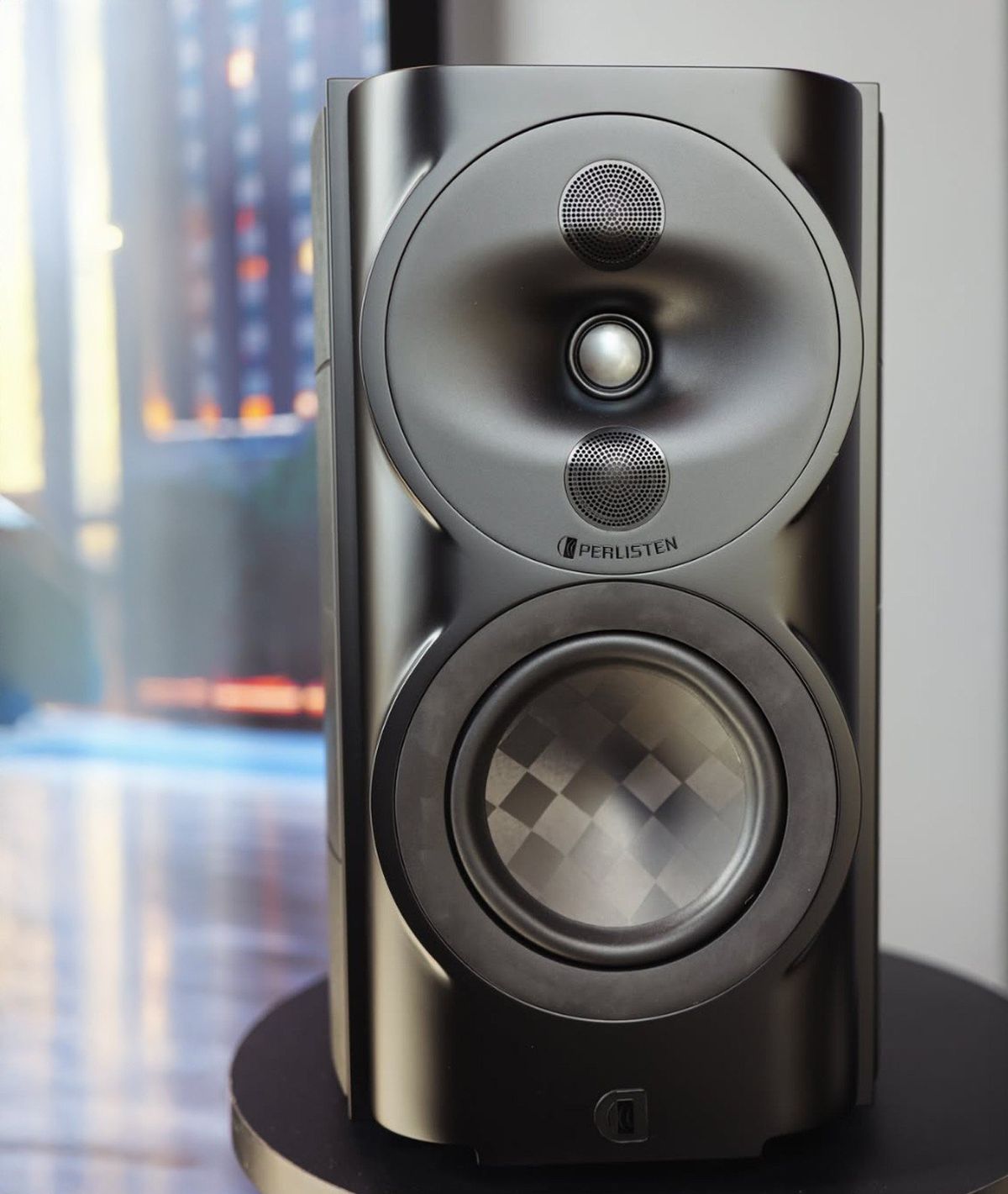 PERLISTEN S4b Black Edition: технологии флагмана S7t в модели меньшего размера